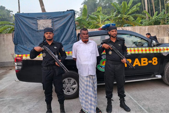 ভোলায় যাত্রীবাহী লঞ্চ থেকে কুখ্যাত সন্ত্রাসী গ্রেফতার