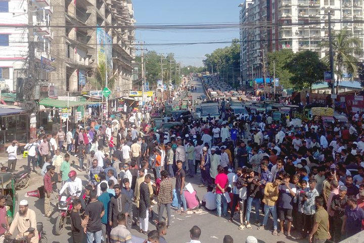সেন্টমার্টিনে বিধিনিষেধ প্রত্যাহারের দাবিতে সড়ক অবরোধ