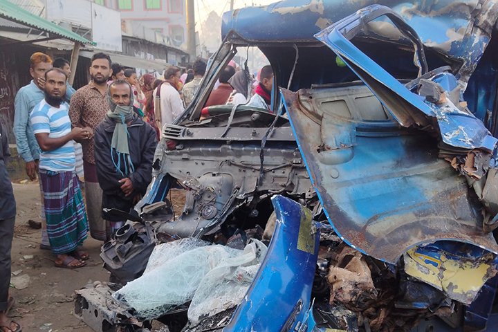 টাঙ্গাইলের মধুপুরে পিকআপ-বাস সংঘর্ষ, নিহত ৪