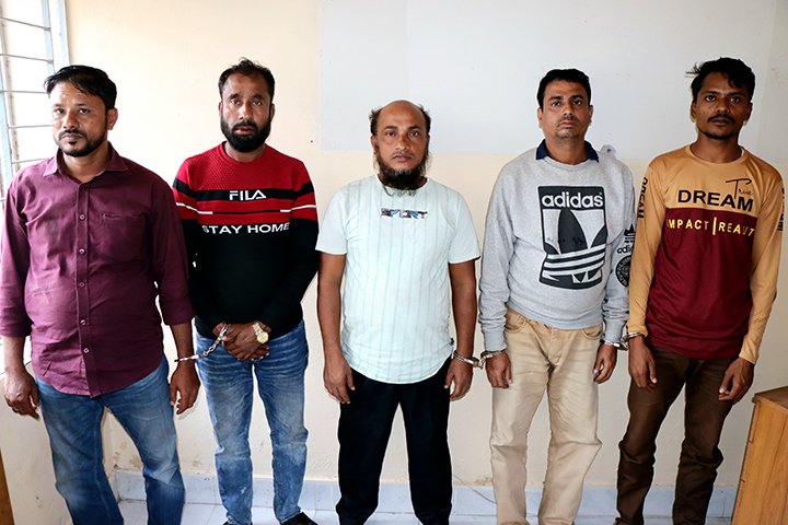 নাটোরে বিপুল জাল নোট উদ্ধারসহ ৫ জন গ্রেফতার