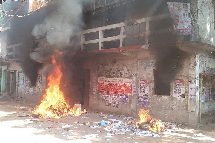 রিকশা শ্রমিক অফিসে আগুন দিল বিক্ষুব্ধ চালকরা