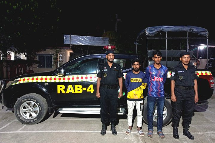 ১৫৬ বোতল ফেন্সিডিলসহ দুই কারবারি গ্রেপ্তার