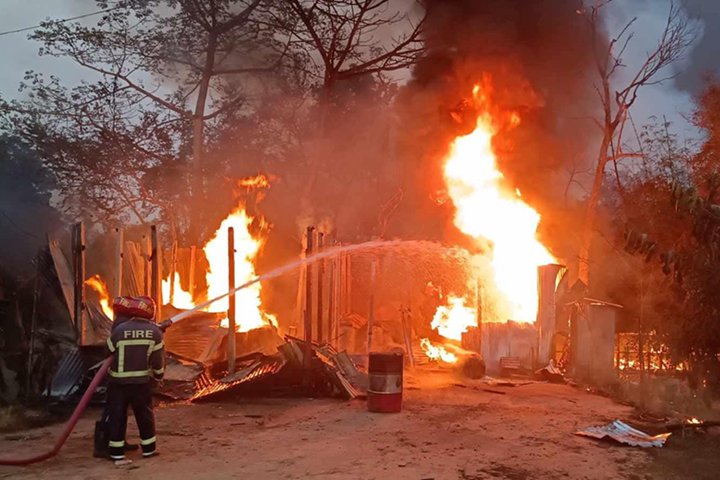 আগুনে তেলের পাম্প ও মুরগির খামার পুড়ে ছাই