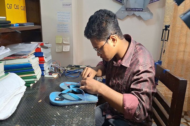 ধর্ষণ ও বিপদ রোধে ‘স্মার্ট জুতা’