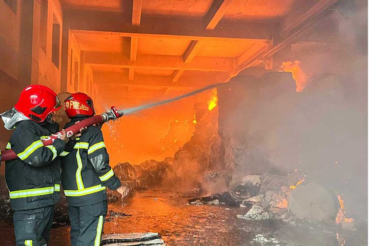 টিস্যু কারখানায় কারখানায় ভয়াবহ অগ্নিকাণ্ড