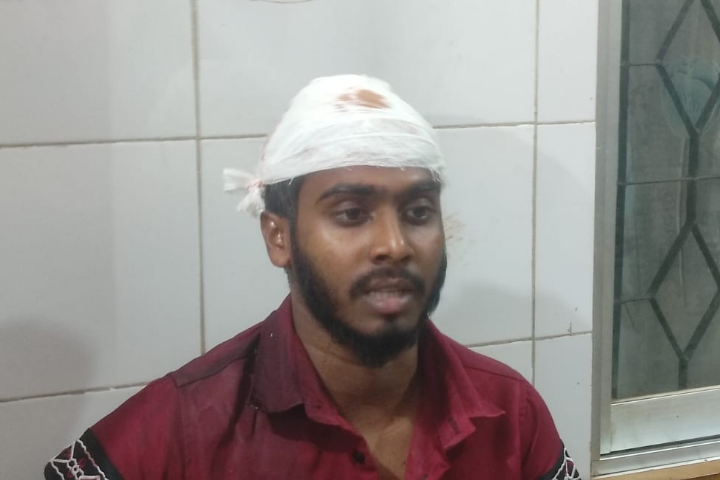 মোটরসাইকেল রাখতে নিষেধ করায় ব্যবসায়ীকে পিটিয়ে আহত