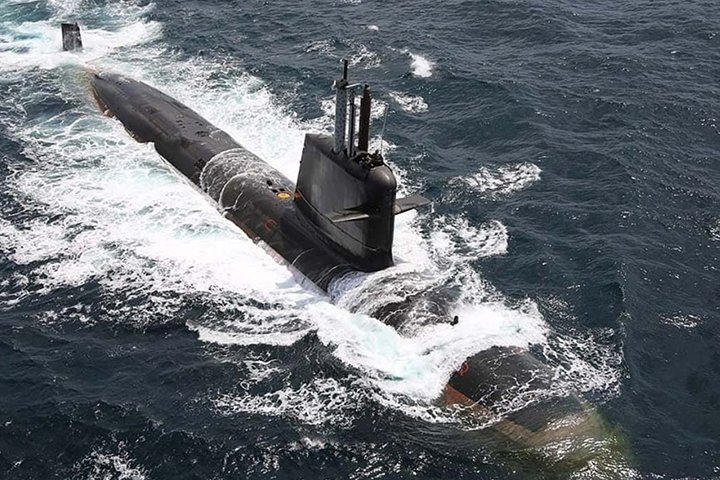 মাছ ধরার নৌকায় সাবমেরিনের ধাক্কা