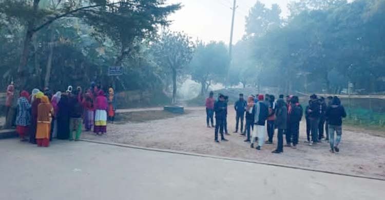 বকেয়া বেতনের দাবিতে ঢাকা-ময়মনসিংহ মহাসড়ক অবরোধ
