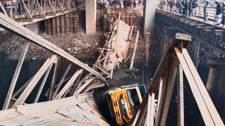 টঙ্গীতে বেইলি ব্রিজ ভেঙে তুরাগ নদীতে পড়ল ট্রাক