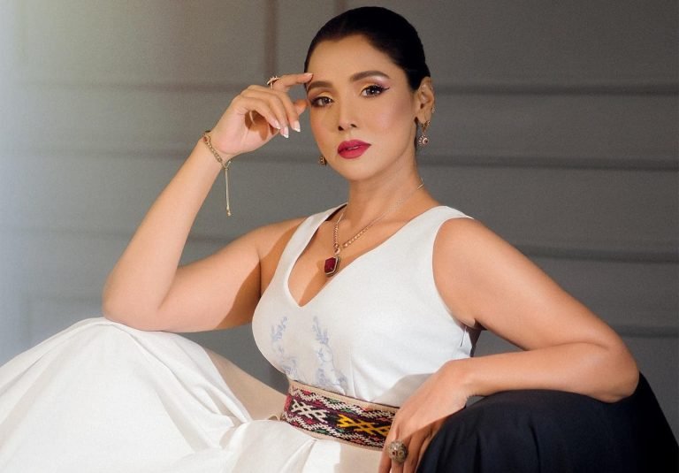 উষ্ণতা ছড়ালেন রুনা খান