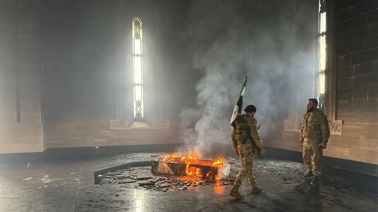 সিরিয়ার ক্ষমতাচ্যুত প্রেসিডেন্টের বাবার কবরে আগুন বিদ্রোহীদের