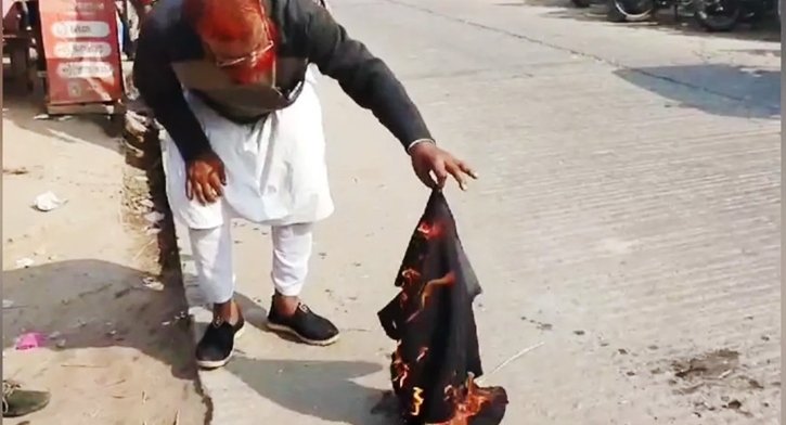 মুজিব কোট’ পুড়িয়ে আ. লীগ নেতা বললেন, ‘এ দল আর ভালো লাগে না’