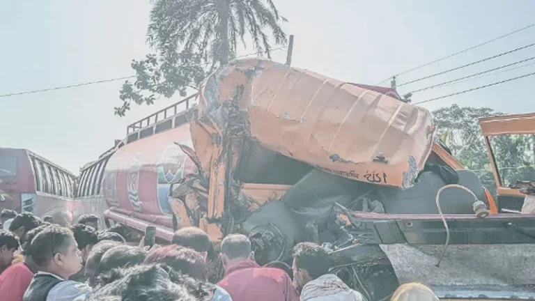 বরিশালে ত্রিমুখী সংঘর্ষে আহত ২০