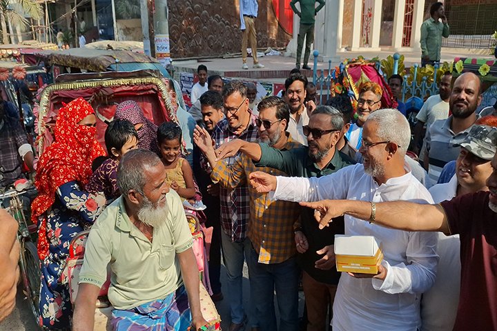 আব্দুস সালাম পিন্টু মুক্তি পাওয়ায় টাঙ্গাইলে মিষ্টি বিতরণ