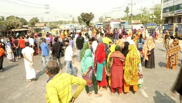 গাজীপুরে মহাসড়ক অবরোধ করে শ্রমিকদের বিক্ষোভ