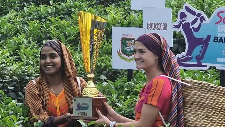 চা বাগানে ট্রফি উন্মোচন