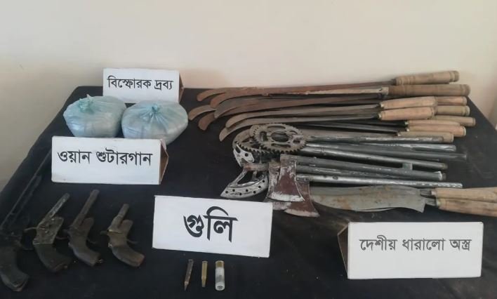 রাজশাহীতে বিপুল পরিমাণ বিস্ফোরক ও অস্ত্র উদ্ধার