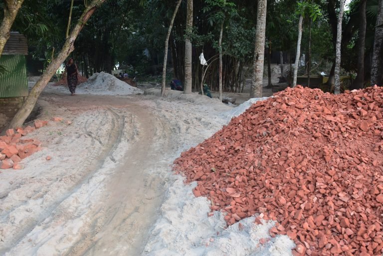 নিম্নমানের সামগ্রী দিয়ে রাস্তা নির্মাণ