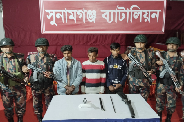 সুনামগঞ্জ সীমান্তে অস্ত্রসহ আটক ৩