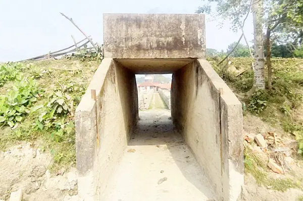 বেড়িবাঁধ কেটে পথ নির্মাণ