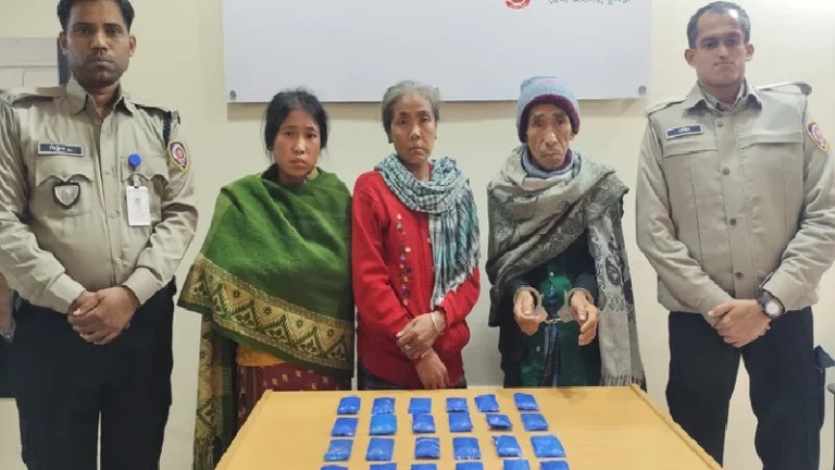 ইয়াবা পাচারকালে ধরা পড়লেন মা-বাবা ও মেয়ে