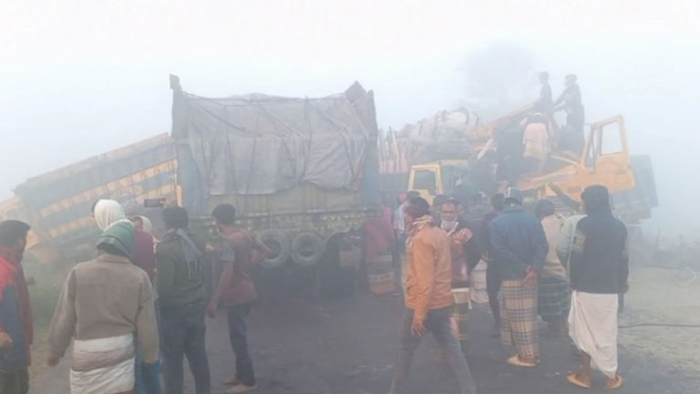 ছয় ট্রাকের সংঘর্ষে আহত ৭