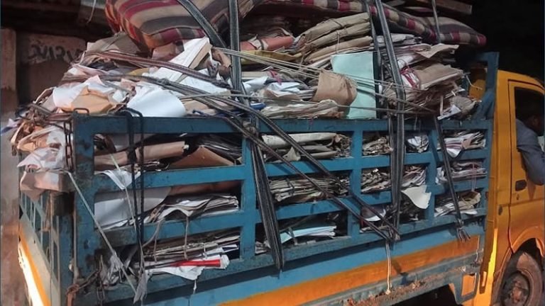 গায়েব হচ্ছে ভেবে দুই ট্রাক নথিপত্র আটকে দিল জনতা