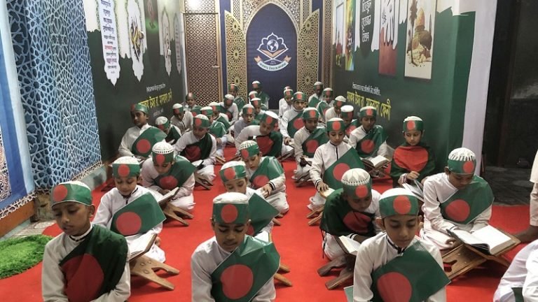 জাতীয় পতাকা বুকে নিয়ে কোরআন খতম করে শিশুদের বিজয় দিবস উদযাপন