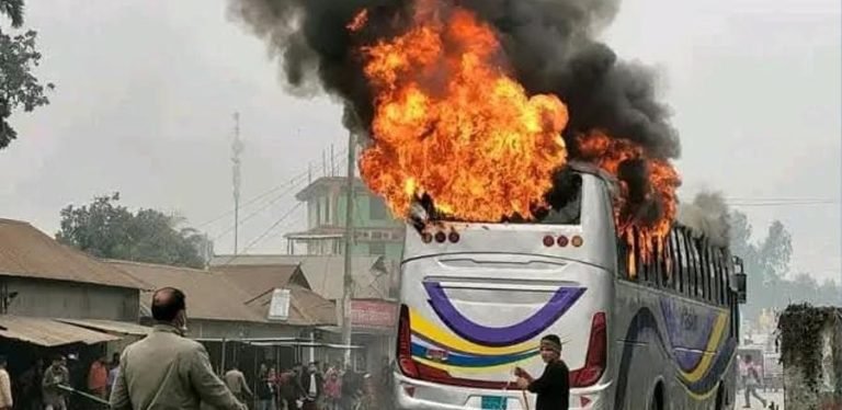ভূরুঙ্গামারীতে দাড়িয়ে থাকা বাসে অগ্নিকাণ্ড