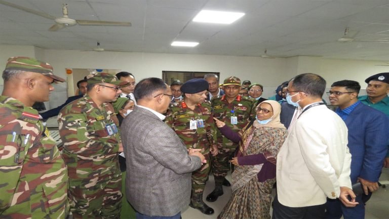 কুর্মিটোলা জেনারেল হাসপাতাল পরিদর্শন করলেন স্বাস্থ্য উপদেষ্টা