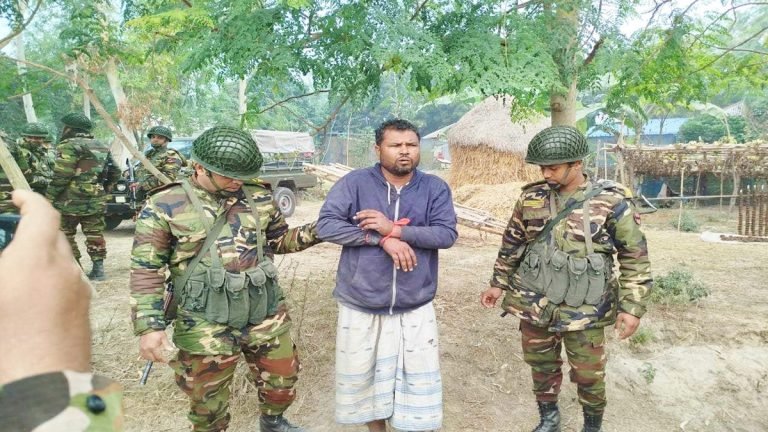 পাবনায় সেনাবাহিনীর অভিযানে অস্ত্রসহ সন্ত্রাসী বাবু গ্রেফতার