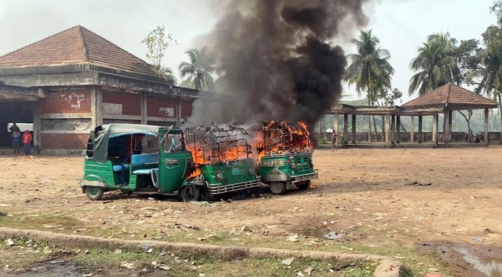 বাসচালক-শ্রমিকদের সঙ্গে অটোরিকশা চালকদের সংঘর্ষ, যানবাহনে আগুন