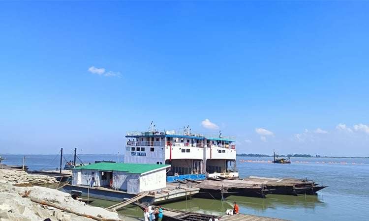 ২৮ দিন ধরে চিলমারী-রৌমারী রুটে ফেরি চলাচল বন্ধ