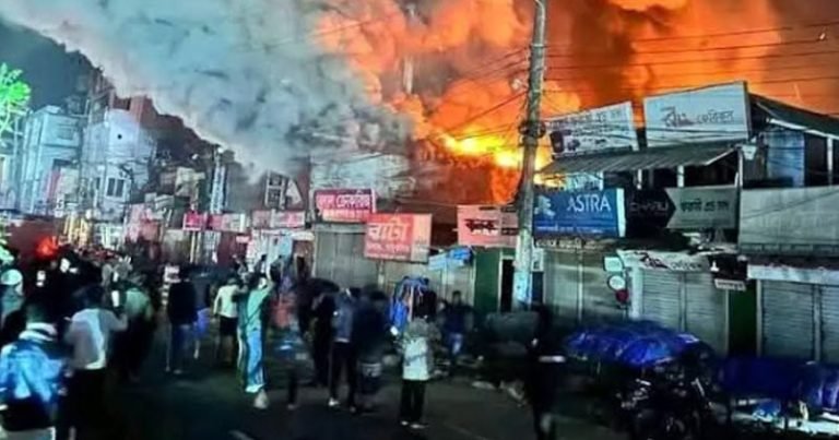 নোয়াখালীতে আগুনে পুড়ল ১২ দোকান