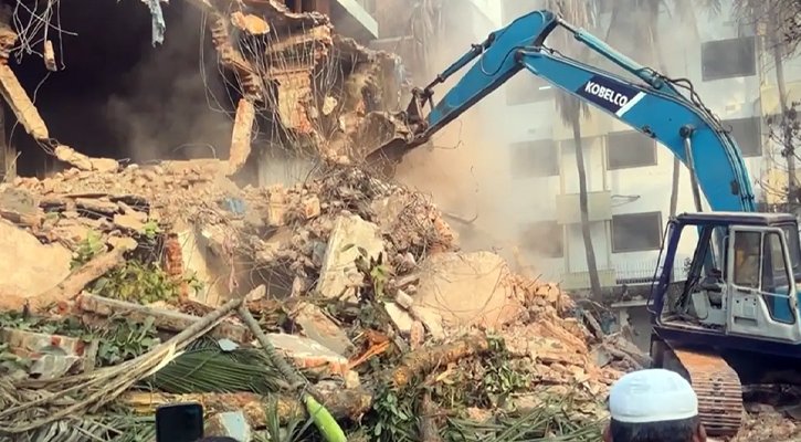 সকাল থেকে এক্সকেভেটর দিয়ে আবারও ভাঙা হচ্ছে ধানমন্ডি ৩২ নম্বরের বাড়ি