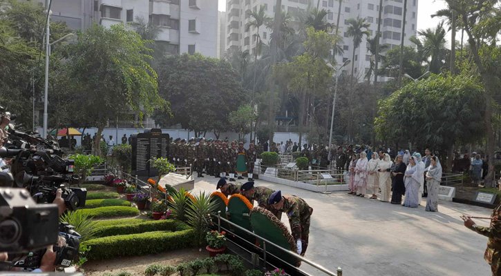সামরিক কবরস্থানে স্বরাষ্ট্র উপদেষ্টা, তিন বাহিনী প্রধানের শ্রদ্ধা