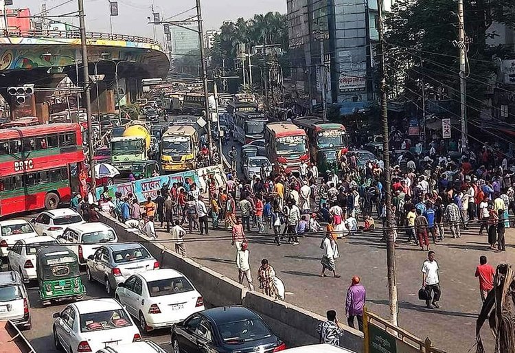 ঢাকার বিভিন্ন সড়কে অটোরিকশাচালকদের বিক্ষোভ