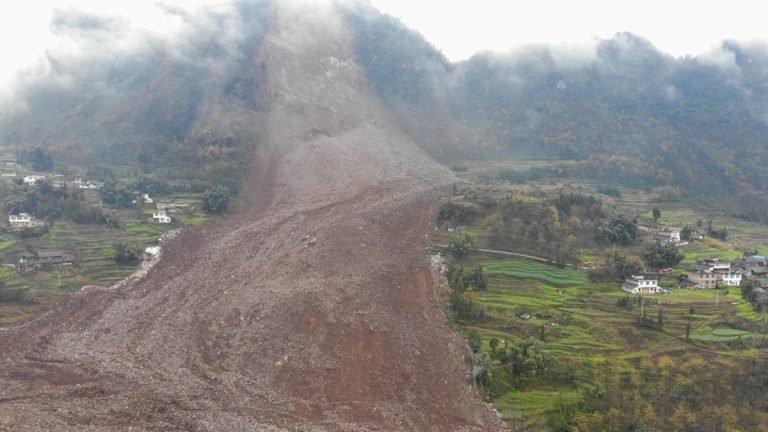 চীনের সিচুয়ান প্রদেশে ভূমিধসে নিখোঁজ ৩০