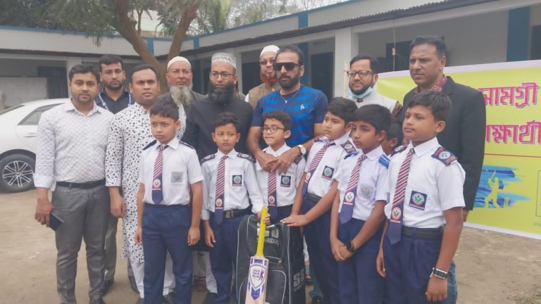 ক্রিকেট সামগ্রী নিয়ে খুদে শিক্ষার্থীদের পাশে ক্রিকেটার জাভেদ ওমর বেলিম ও মিজান