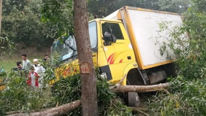 সড়কে প্রাণ গেল স্বামীর, আহত স্ত্রী ও দুই সন্তান