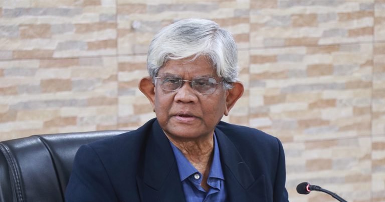 খাদের কিনারে দাঁড়িয়ে থাকা অর্থনীতিকে টেনে তুলছি: অর্থ উপদেষ্টা