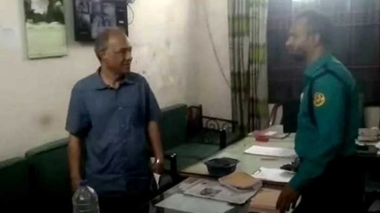 পুলিশের টহল কার্যক্রম আকস্মিক পরিদর্শনে স্বরাষ্ট্র উপদেষ্টা