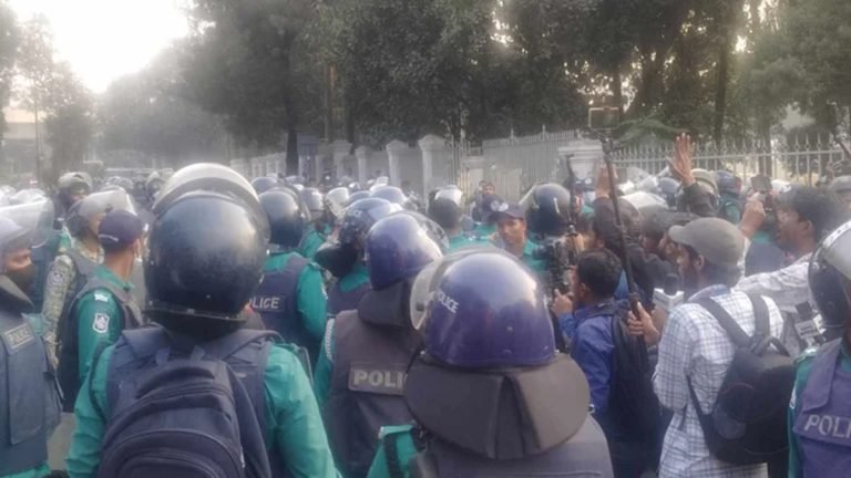 সচিবালয় অভিমুখে ম্যাটস শিক্ষার্থীরা, পুলিশের ধাওয়া