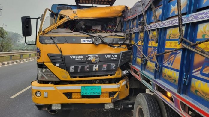 বিকল ট্রাকে পেছন থেকে আরেক ট্রাকের ধাক্কা, পিষ্ট চালক