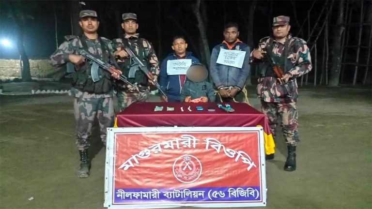 পঞ্চগড় সীমান্তে বিজিবির হাতে দালালসহ ৩ বাংলাদেশি আটক