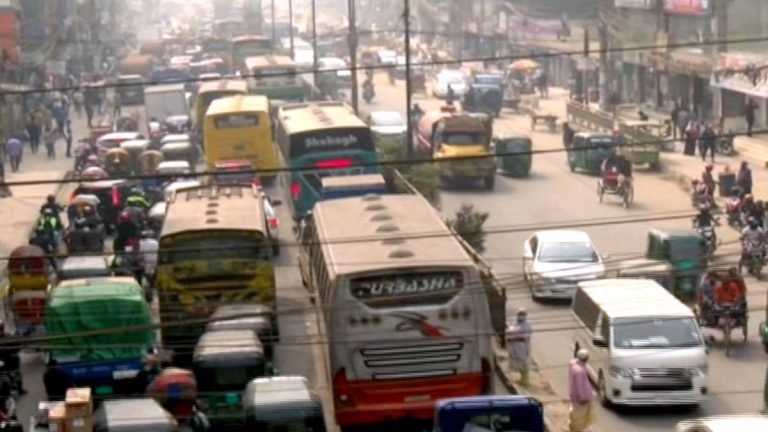 প্রগতি সরণী রুটে চলছে না সব কোম্পানির বাস, ভোগান্তিতে যাত্রীরা