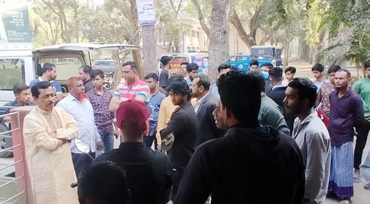 নরসিংদীতে চেয়ারম্যানের বাড়িতে হামলা-ভাঙচুর শেষে নারীকে গুলি করে হত্যা