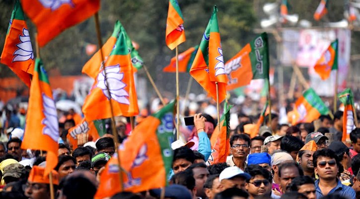 ২৭ বছর পর দিল্লি জয়ের পথে বিজেপি