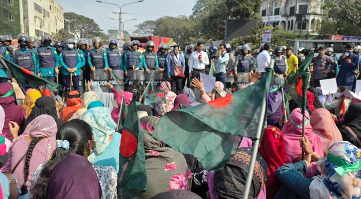 শাহবাগে সড়ক অবরোধ প্রাথমিকের নিয়োগপ্রত্যাশীদের, পুলিশের জলকামান