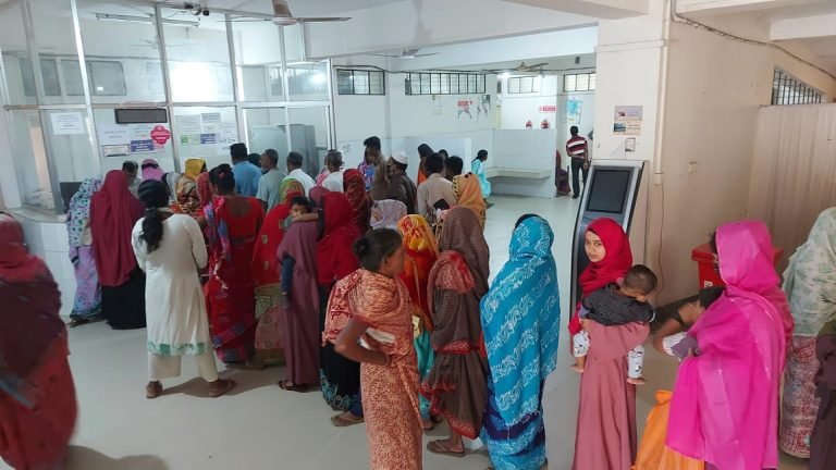 হরিরামপুর উপজেলা স্বাস্থ্য কমপ্লেক্স সময়মতো চিকিৎসক-কর্মচারী না আসায় ভোগান্তিতে রোগীরা